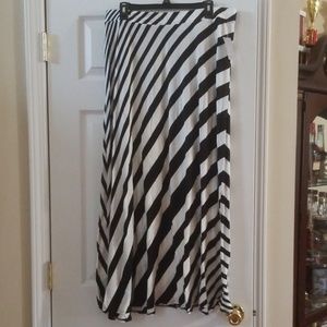 1X b/w long maxi skirt